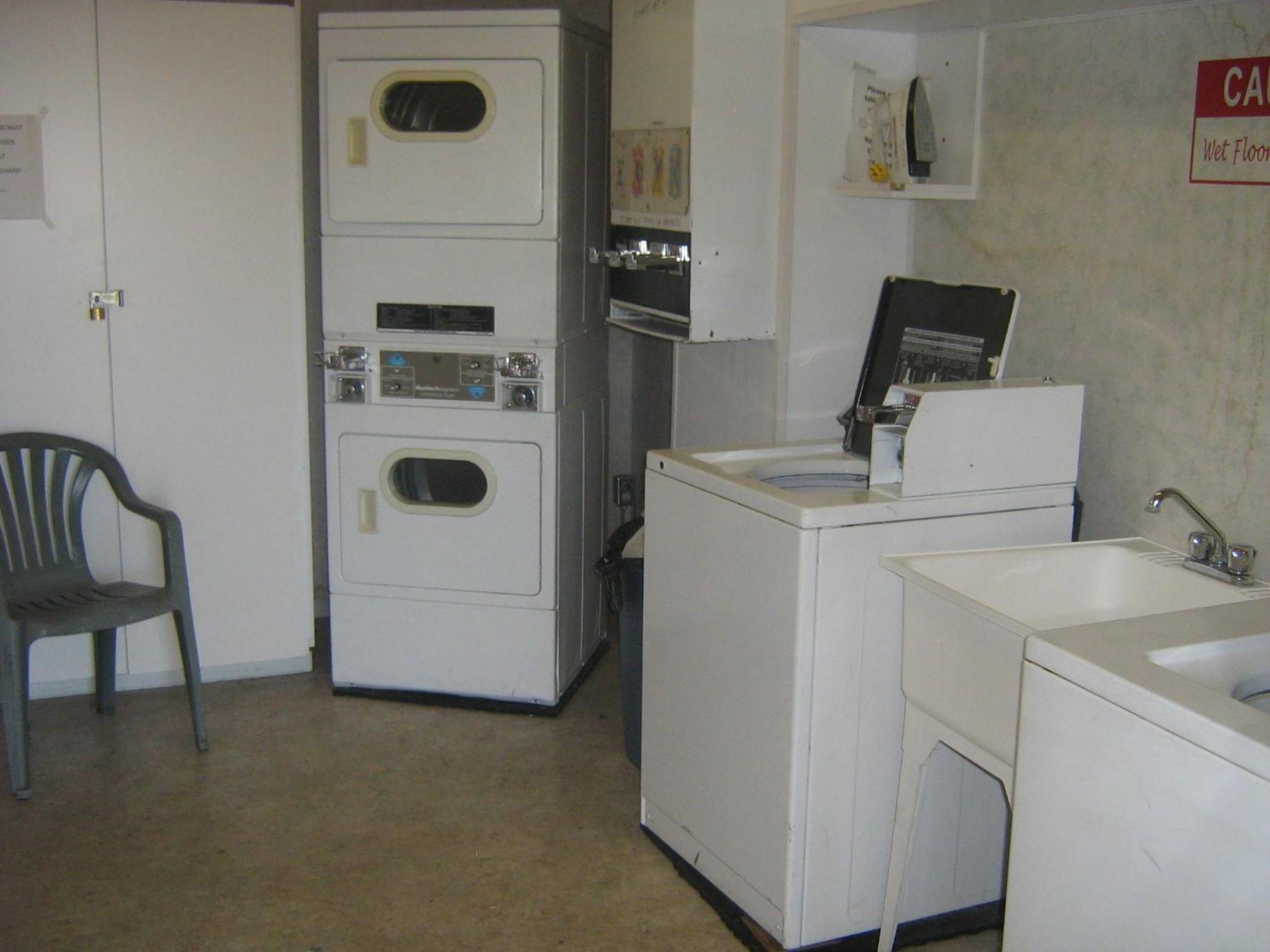 Parkway Motel & European Lodges Pincher Creek Einrichtungen foto